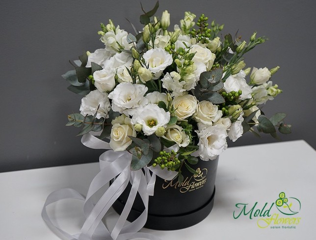 Коробка с белыми розами и эустомой "Тайная мечта" Фото